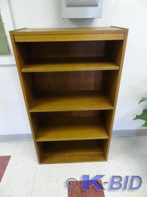 lot 46 image: Wood book shelf. 2 adjustable shelv...