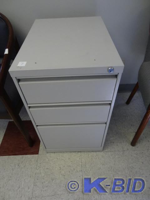 lot 7 image: 16 3 drawer metal ped
