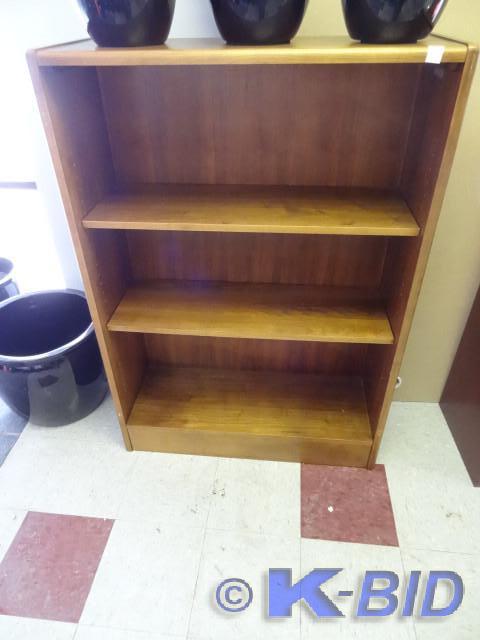 lot 84 image: Wood book shelf. 2 adjustable shelv...