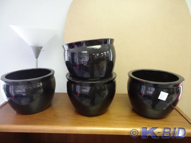 lot 85 image: 4 - 9 ceramic planters.
