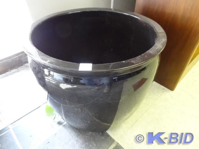 lot 86 image: 19 ceramic planter