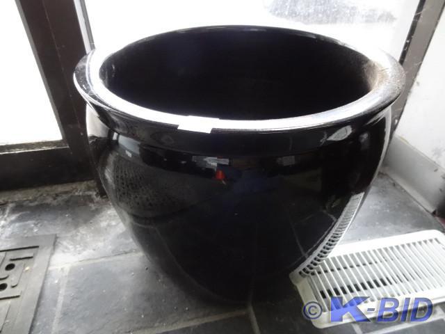 lot 87 image: 16 ceramic planter