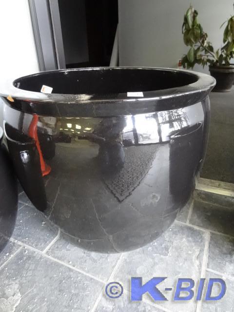 lot 89 image: 23 ceramic planter