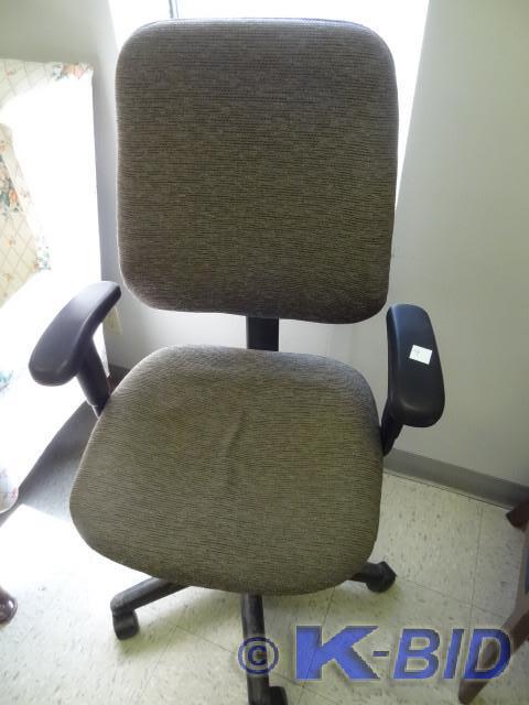 lot 9 image: Office chair on wheels.