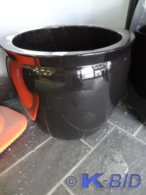lot 90 image: 16 ceramic planter