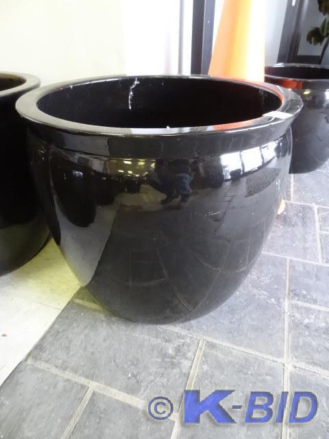 lot 91 image: 19 ceramic planter