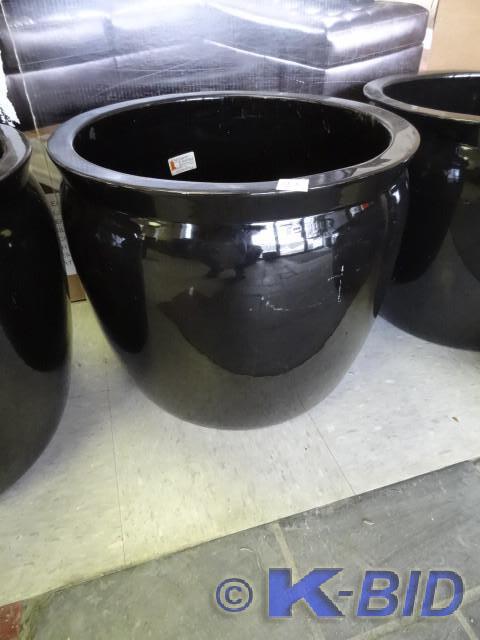 lot 92 image: 19 ceramic planter