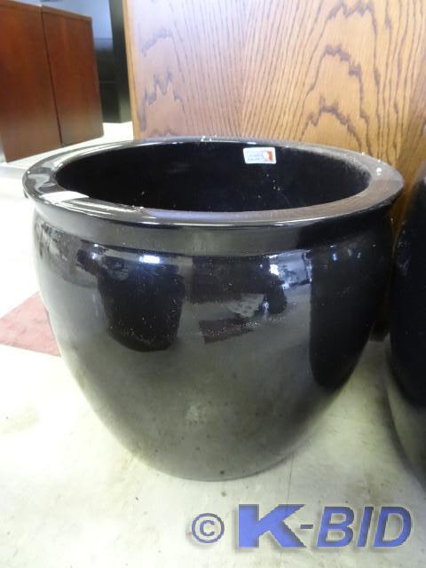 lot 98 image: 16 ceramic planter