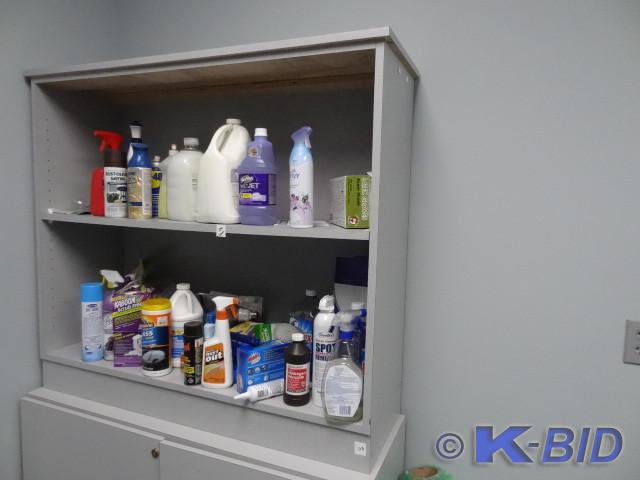 lot 103 image: Laminate cabinet with 1 shelf. 44 x...