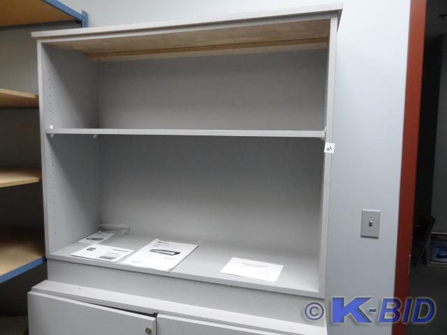 lot 124 image: Laminate cabinet with 1 shelf. 44 x...