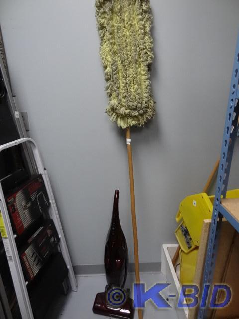 lot 128 image: Broom and mop. Everstar mini vacuum