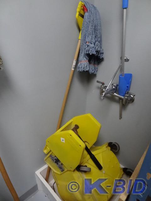 lot 129 image: Rubbermaid mop bucket and wringer