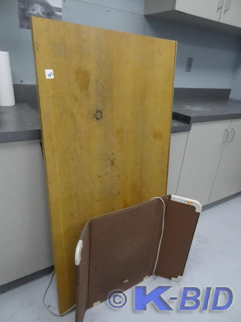 lot 162 image: Laminate folding table. 26 x 52
