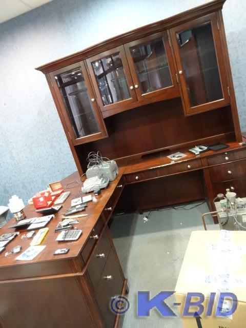 lot 215 image: L shaped desk with lighted hutch. 3...