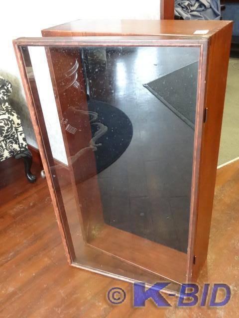 lot 4 image: Wood wall hanging shadow box with g...