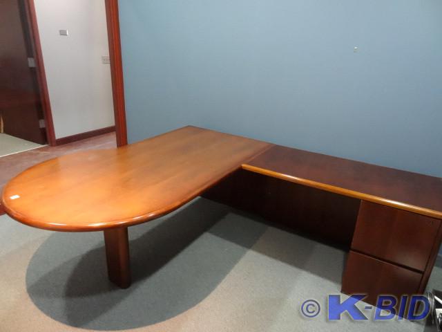 lot 73 image: Wood L shaped desk. 2 piece. 2 file...