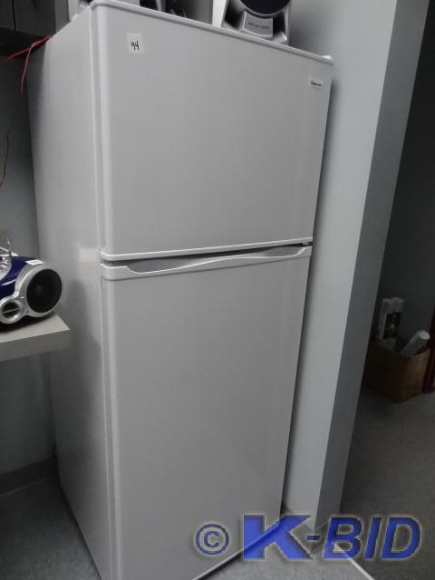 lot 94 image: Magic Chef fridge freezer. Model MC...