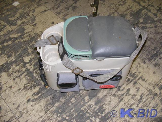 Rubbermaid Cooler with vehicle plug...