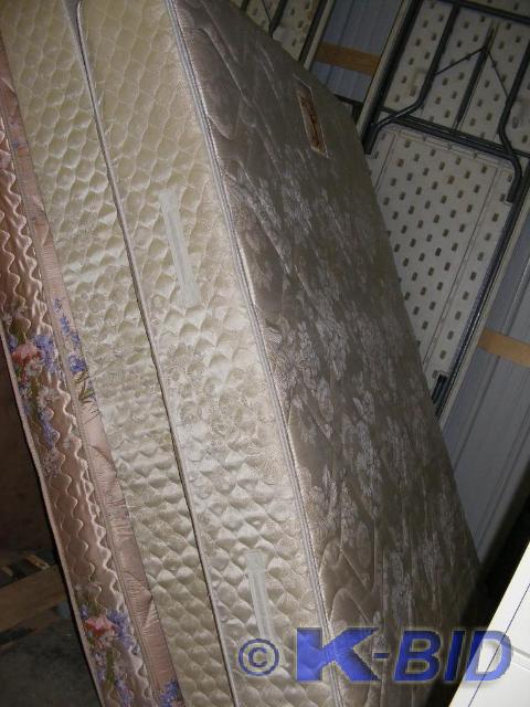 Queen Size Posturepedic Mattress an...