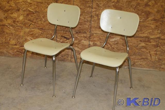 lot 183 image: -Lot of 2 chairs â-Hard plast...