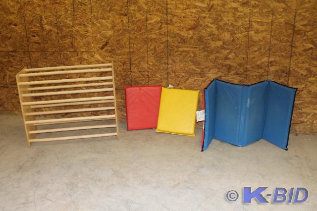 lot 265 image: -Lot of 4 misc items -One foldable ...