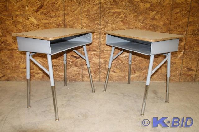 lot 78 image: -Lot of 2 student desks â-Gre...