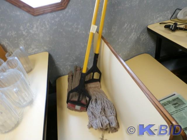 2 Mops