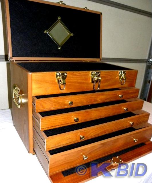 lot 67 image: Deluxe 4 drawer Collectors Chest, ...