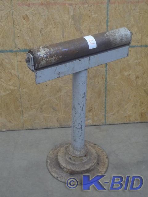 lot 17 image: Steel Roller Guide, 24 Height