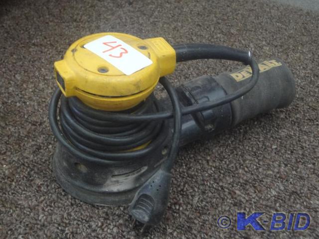 lot 43 image: DeWalt DW421 Palm Sander