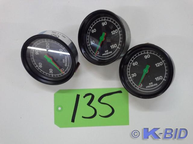 lot 135 image: 3 gauge air pressure, Gillig 2300 ...