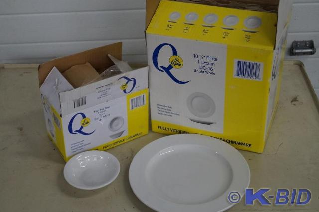Lot of 12 plates and 12 fruit bowls...