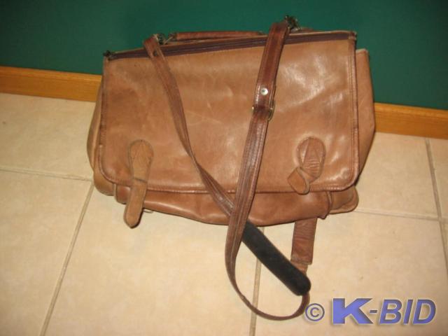 lot 136 image: Vintage leather brief case