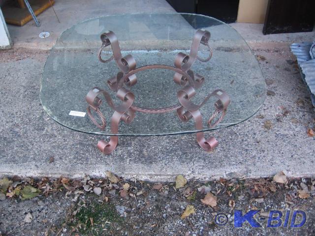 lot 62 image: Round glass top coffee table 42 ac...