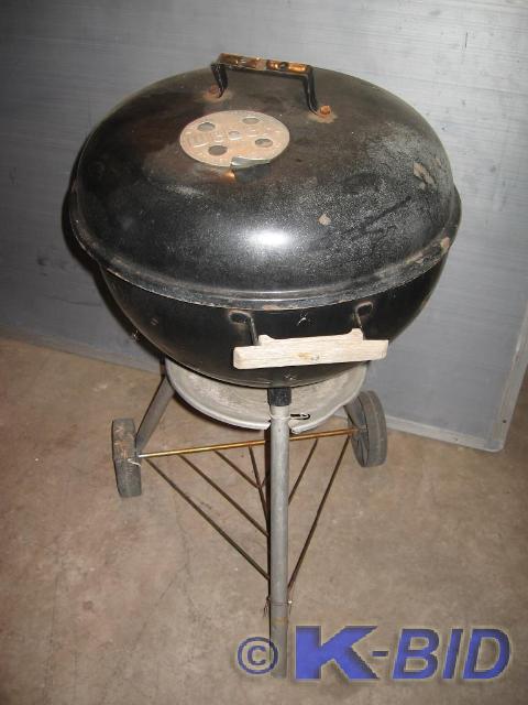 lot 7 image: Webber charcoal grill on wheels
