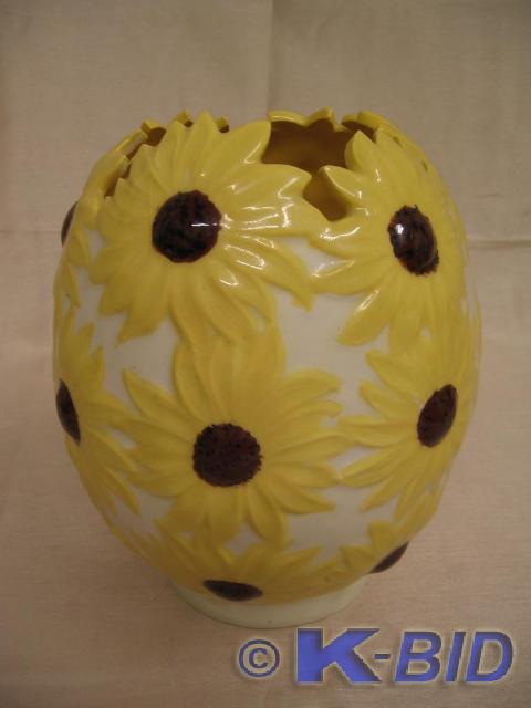 lot 87 image: Daisy vase.