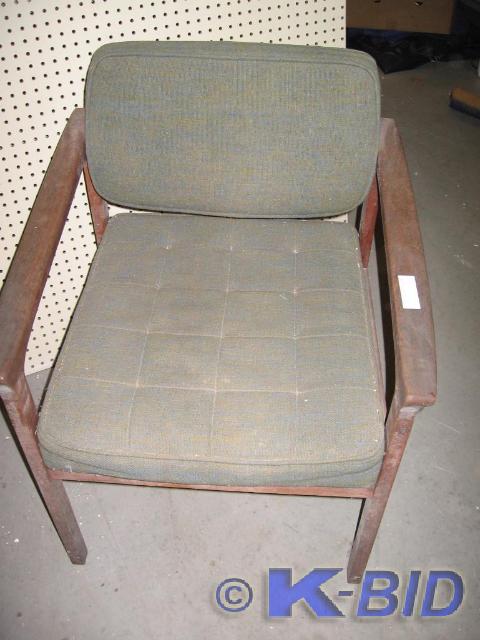 lot 95 image: Padded waiting room chair
