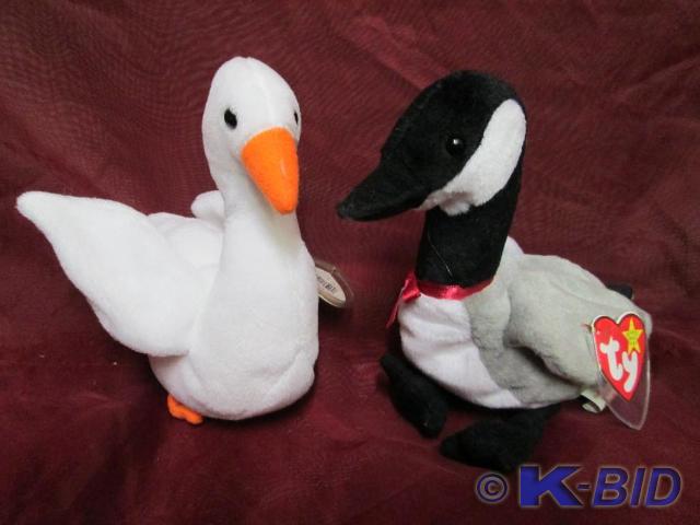 lot 116 image: Ty Beanie Babies Gracie and Loosy G...