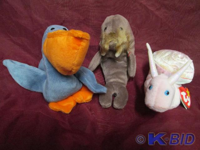 lot 129 image: Ty Beanie Babies. Scoop the pelican...