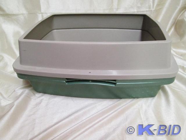 lot 196 image: Cat litter box with removable tray ...