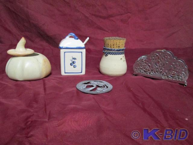 lot 215 image: Lot of miscellaneous small househol...