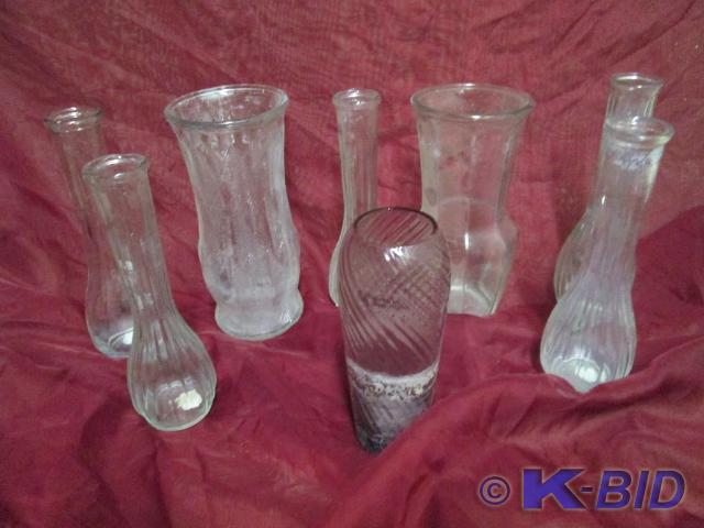 lot 220 image: Lot of flower and bud vases.