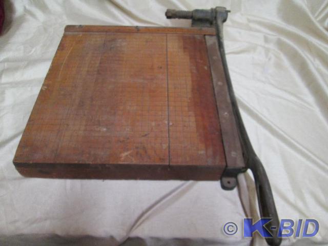 lot 222 image: 15 square grid paper cutting board.