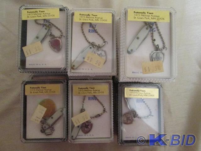 lot 235 image: Lot of 16 folding knives on keychai...