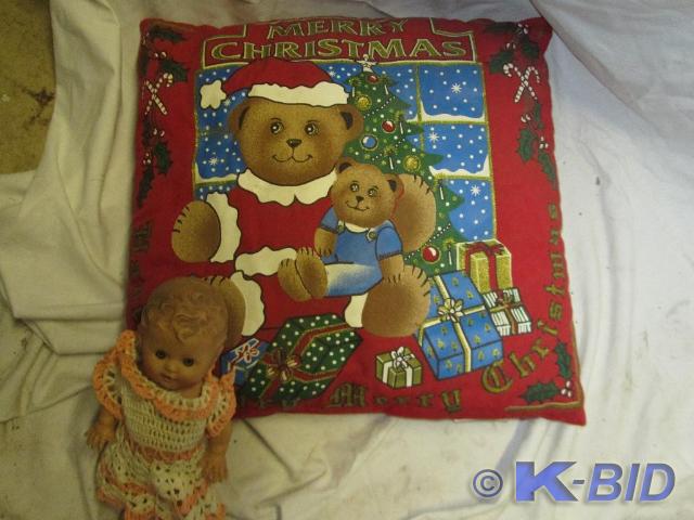 lot 264 image: Holiday seasonal pillow