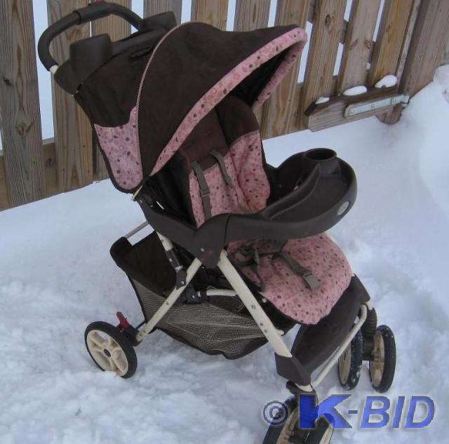 lot 311 image: Nice collapsible Graco strollerwith...