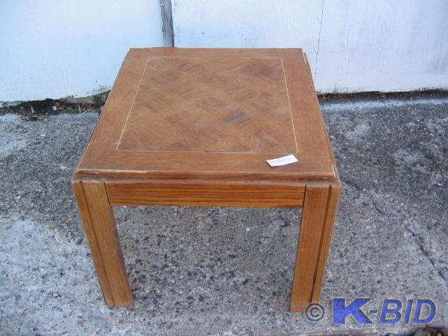 lot 316 image: End table - some veneer is peeling
