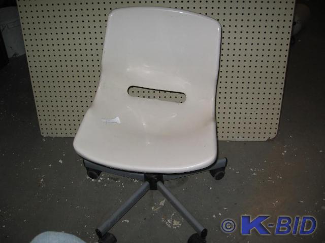lot 318 image: Kids plastic chair on wheels