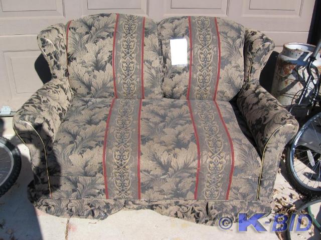 lot 338 image: Nice patterned couch - 49 arm to a...