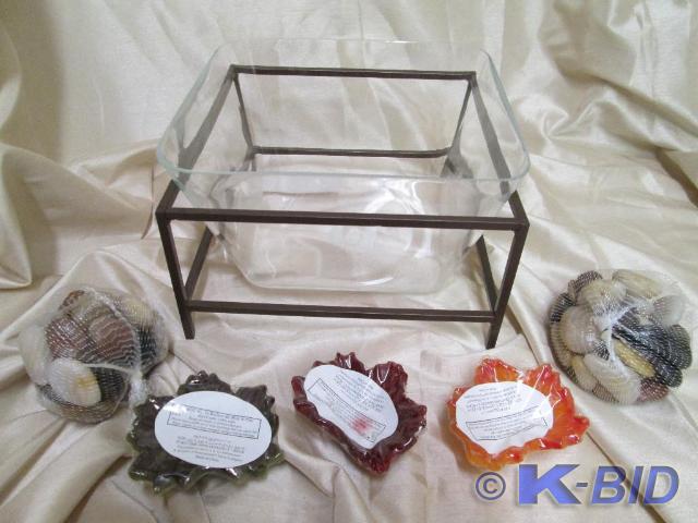 lot 4 image: Gorgeous square glass bowl with a b...
